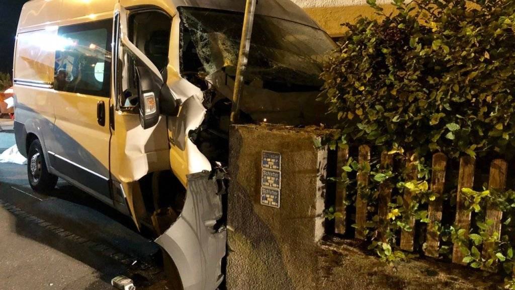 Bei einem Unfall in Oberurnen ist ein 64-jähriger Lieferwagenlenker ums Leben gekommen. Möglicherweise ist ein medizinisches Problem die Unfallursache.