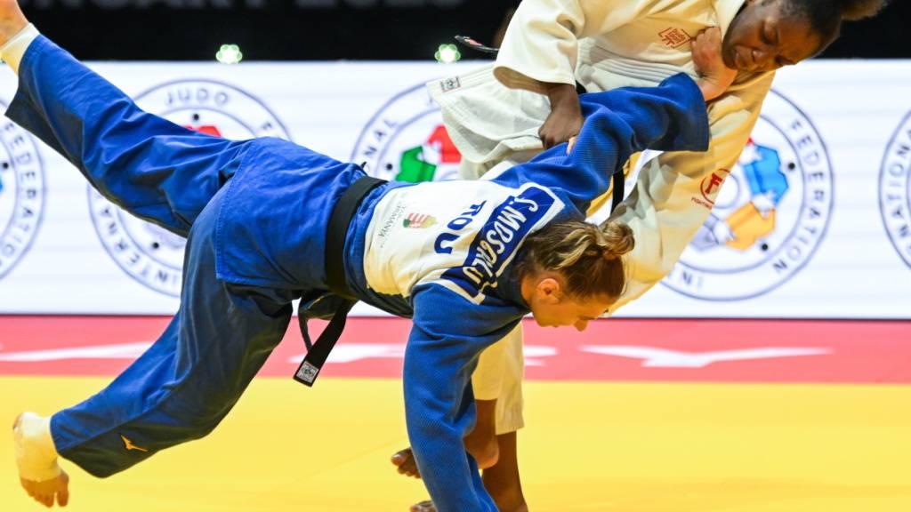 April Lynn Fohouo (in weiss) setzt zum Wurf an (Archivaufnahme)