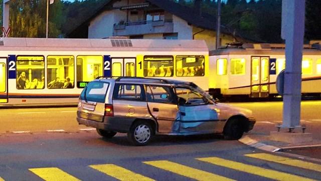 Abschlepper kollidiert mit Zug