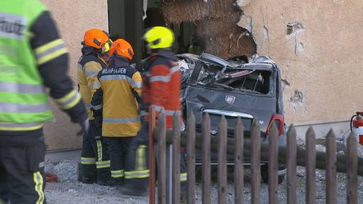 Autofahrer (24) knallt in Hauswand und stirbt – Bewohner verletzt