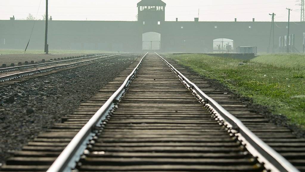 Die Zugeinfahrt zum Nazi-Vernichtungslager (KZ) Auschwitz-Birkenau, wo bis zu 1,5 Million Menschen ermordet wurden, mehrheitlich Juden.