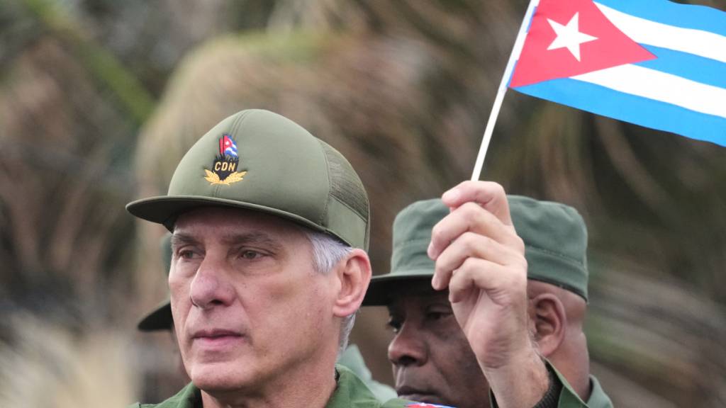 ARCHIV - Der kubanische Präsident Miguel Diaz-Canel demonstriert am 16. Januar 2026 auf einer Kundgebung gegen die Tötung kubanischer Offiziere während der US-Operation in Venezuela. Foto: Ramon Espinosa/AP/dpa