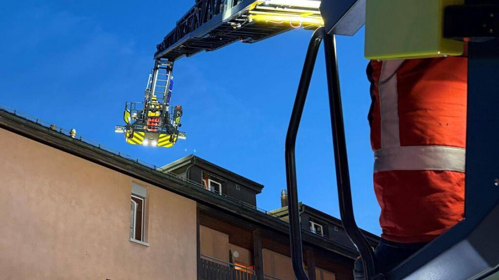 Am Samstagabend kam es in der Fahrweid zu einem Brand auf einem Balkon, wie die Kantonspolizei Zürich mitteilte.