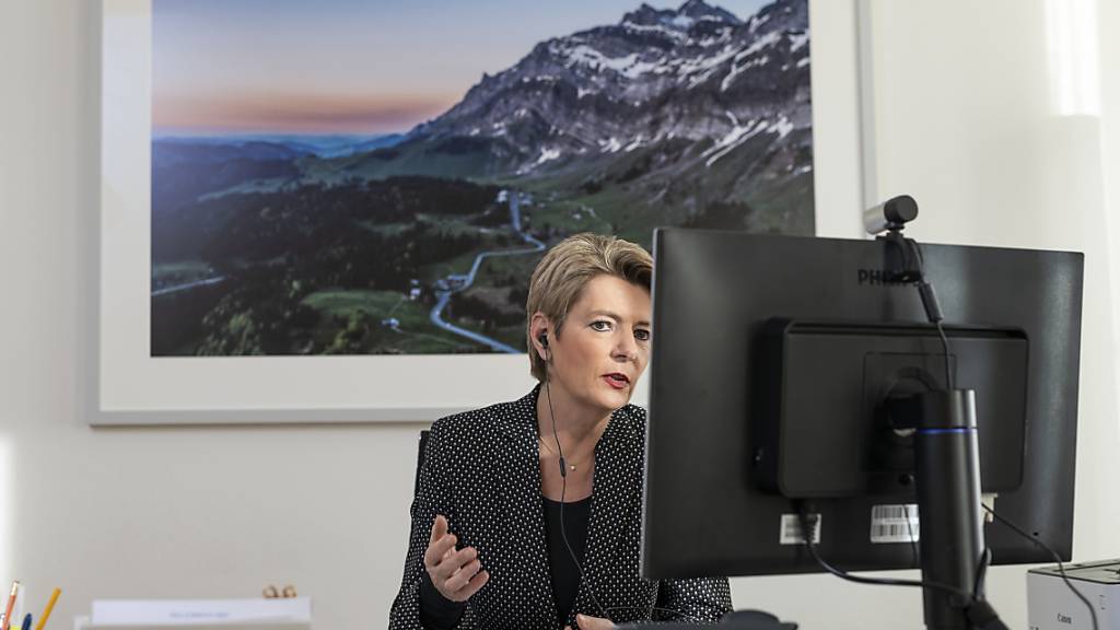 Bundesrätin Karin Keller-Sutter in ihrem Büro im Bundeshaus West. (Archivbild)