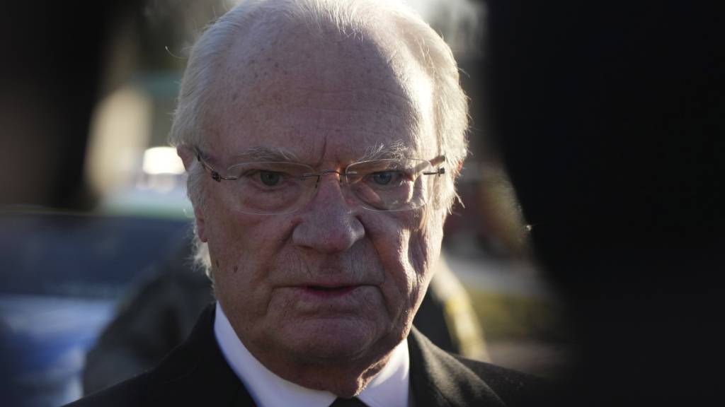ARCHIV - Schwedens König Carl XVI. Gustaf spricht zu Journalisten, nachdem er Blumen an einer Gedenkstätte in der Nähe des Bildungszentrums Campus Risbergska niedergelegt hat. Foto: Sergei Grits/AP/dpa