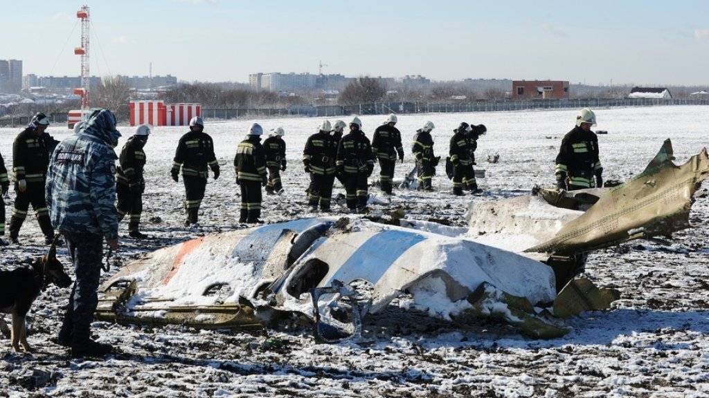 Mitarbeiter des russischen Notfalldienstes inspizieren Wrackteile der abgestürzten Maschine.