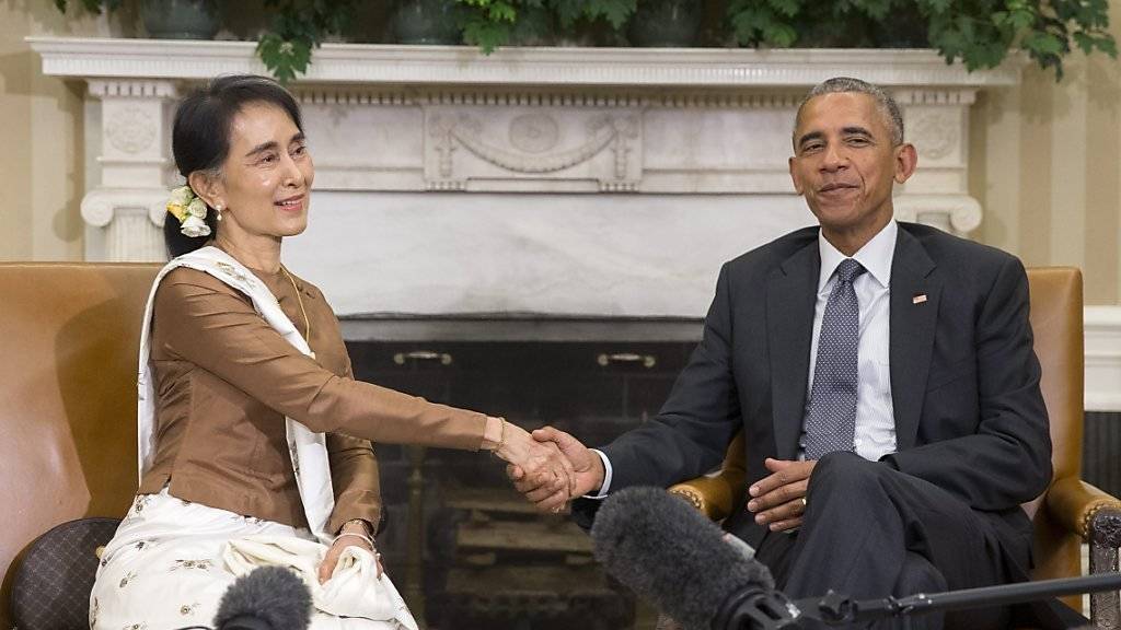 US-Präsident Barack Obama (rechts) und Myanmars Aussenministerin Aung San Suu Kyi im Weissen Haus. Bei dem Treffen kündigte Obama die Aufhebung von Sanktionen gegen das südostasiatische Land an.
