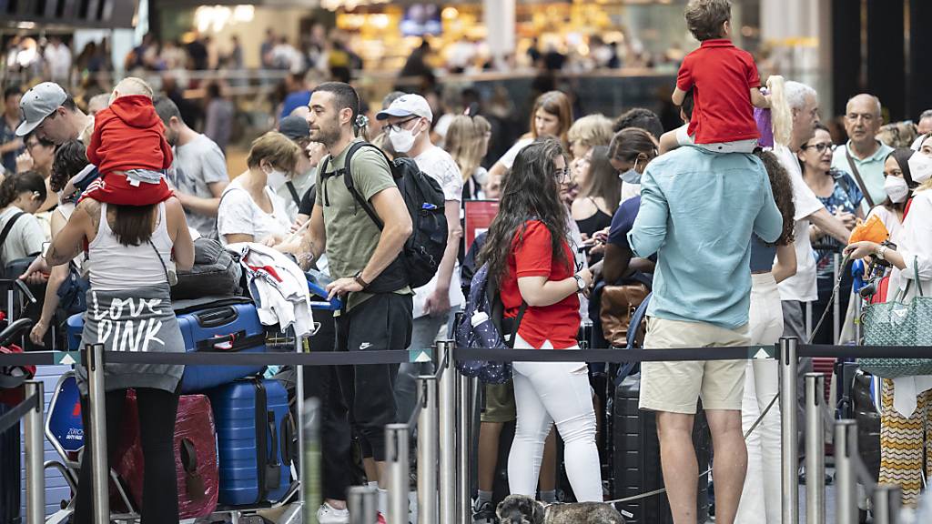 Der Flughafen Zürich hat auch im März deutlich mehr Passagiere abgefertigt als im Vorjahresmonat. Insgesamt reisten im März 2,34 Millionen Passagiere über den grössten Flughafen der Schweiz. Das waren 12,4 Prozent mehr als im März 2023. (Archivbild)