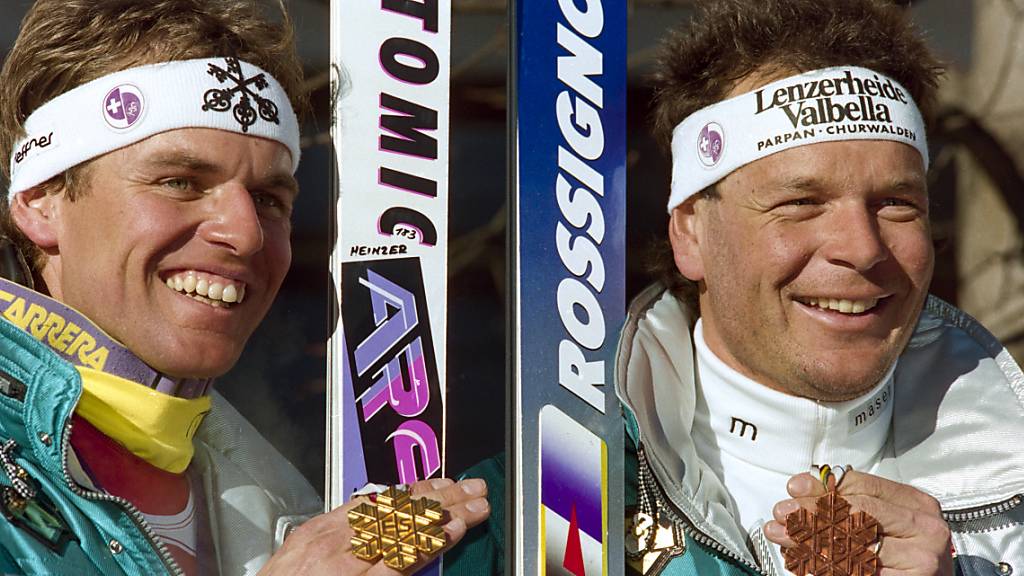 1991 holte er an der WM in Saalbach Gold in der Abfahrt, jetzt will er die Schwyzer Schüler für den Skisport begeistern: Franz Heinzer (links). (Archvibild)