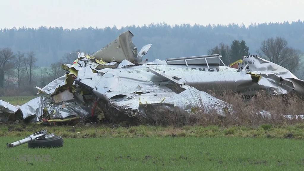 Grosses Trümmerfeld: Über Grenchen stürzt heute Nachmittag ein Flugzeug mit mehreren Personen ab