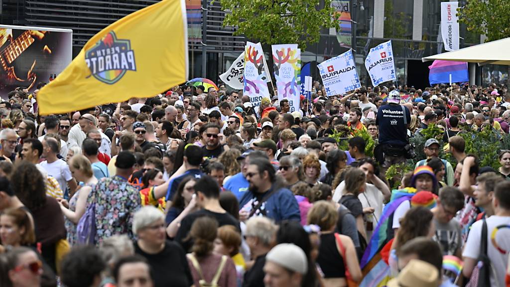 Mehrere tausend Personen ziehen vom Wankdorf im Pride-Umzug zum Bundesplatz in Bern.