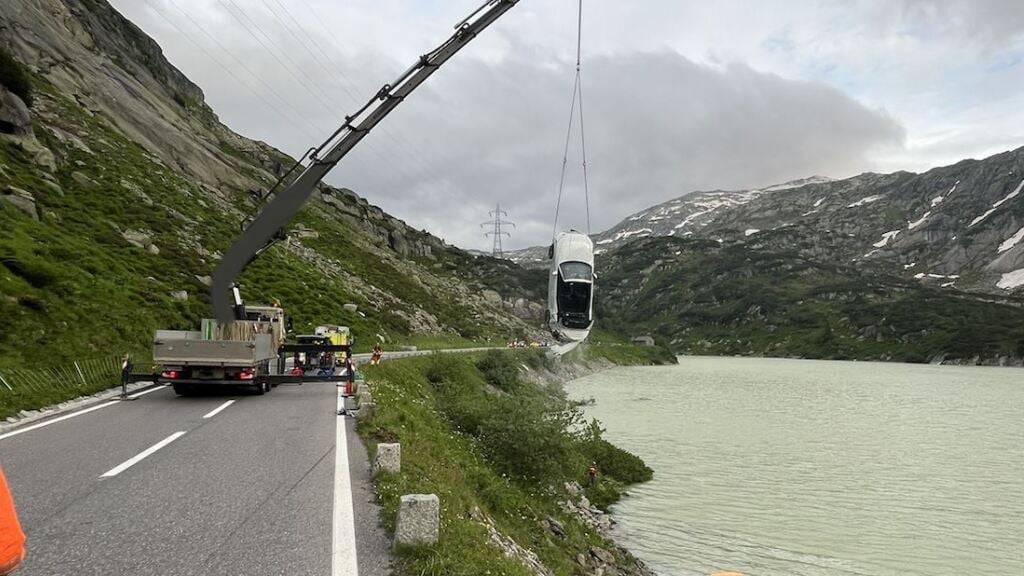 Motorradfahrer retten in Guttannen BE Automobilisten aus Stausee