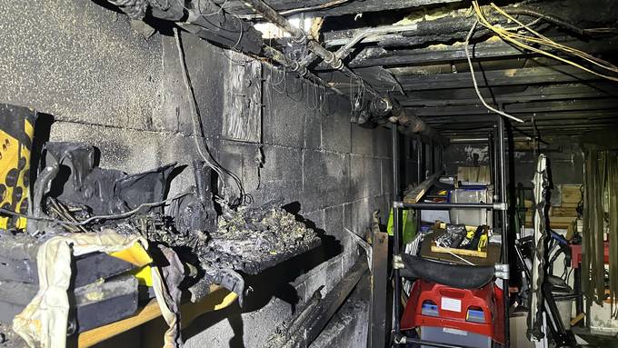 Einfamilienhaus fällt Flammen zum Opfer – Bewohnerin im Spital
