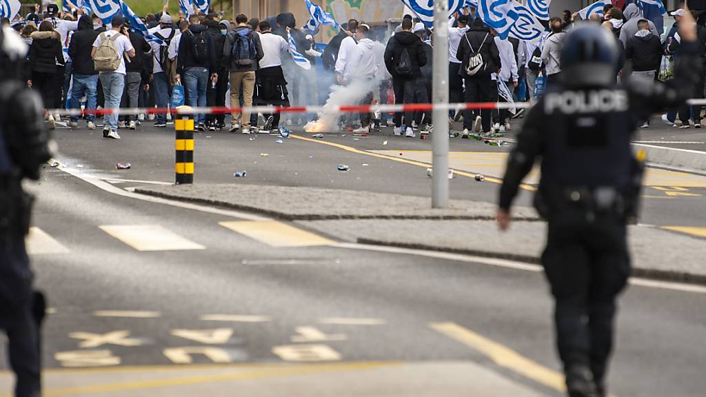 GC-Fans bei einem Marsch zum Stadion 2021 in Neuenburg. (Archivbild)