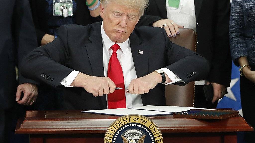 Trump kurz vor der Unterzeichnung des Dekrets zum Bau der Mauer an der Grenze zu Mexiko.