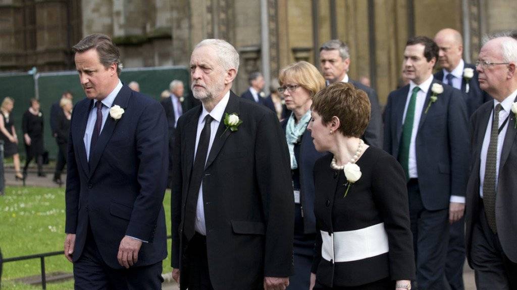 Premierminister David Cameron (links) und Labour-Chef Jeremy Corbyn am Montag bei der Ankunft bei der Margaret's Church in London zu einer Gedenkfeier für Jo Cox.