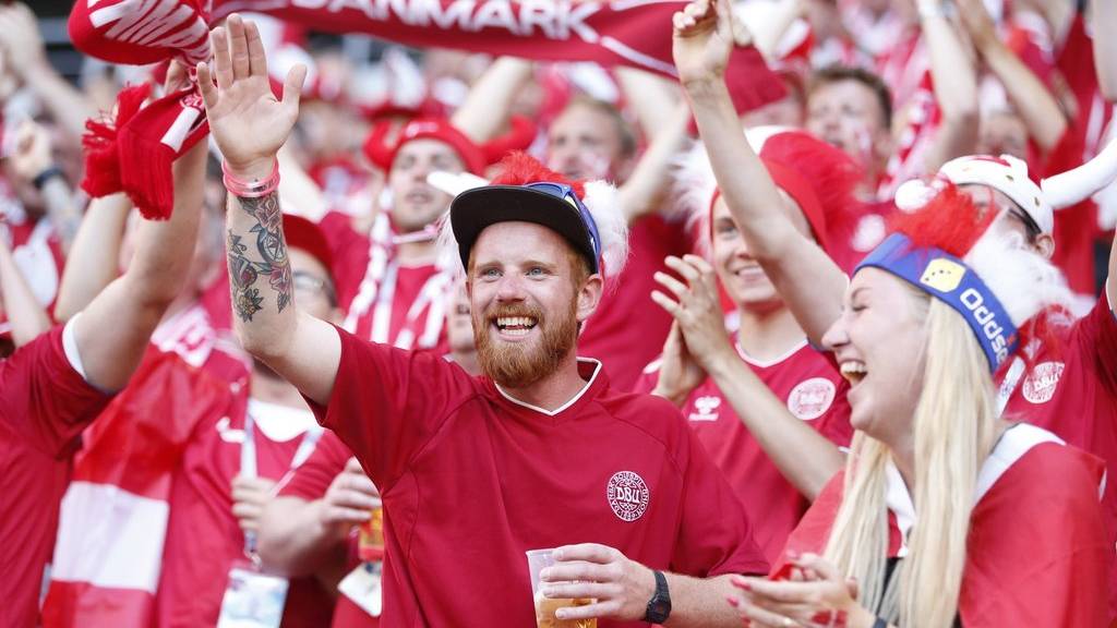 Die dänischen Fans sind in Festlaune.
