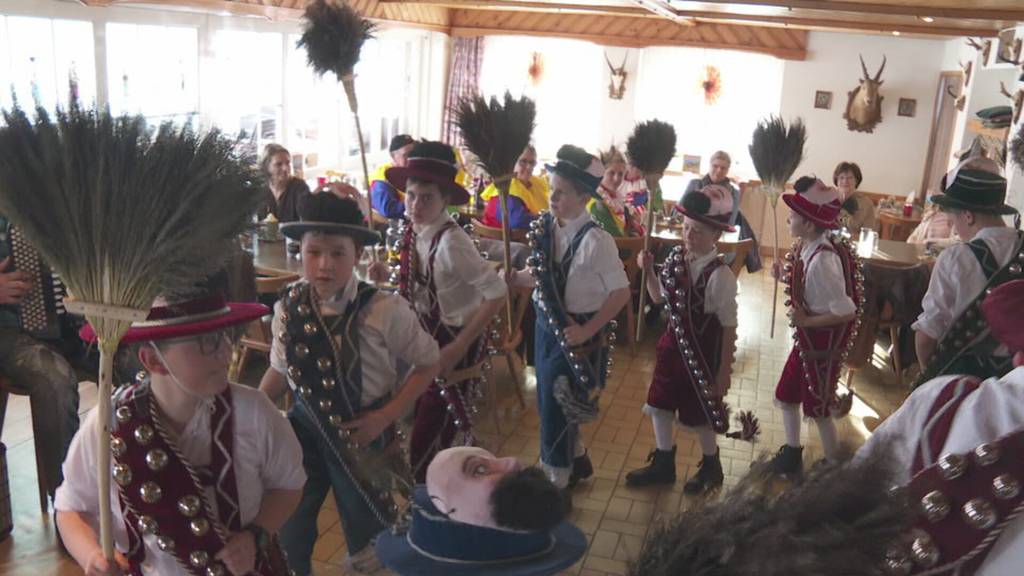 Junge Tiroler proben für die Fasnacht in Rothenthurm