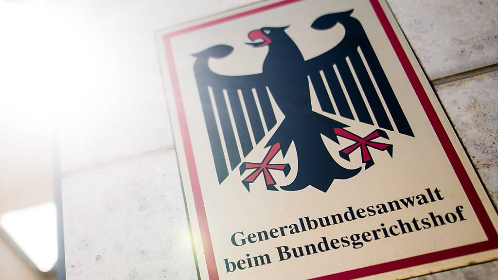 ARCHIV - «Generalbundesanwalt beim Bundesgerichtshof» steht auf einem Schild am Eingang zum Gebäude der Bundesanwaltschaft. Foto: Christoph Schmidt/dpa