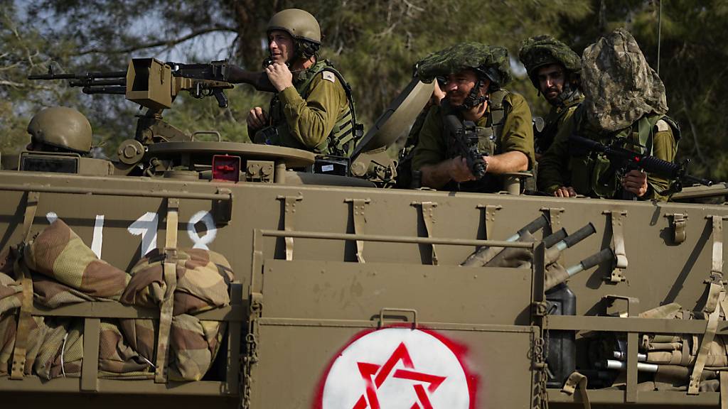 Israelische Soldaten fahren einen gepanzerten Mannschaftstransportwagen in der Nähe der Grenze zum Gazastreifen. Foto: Ariel Schalit/AP/dpa