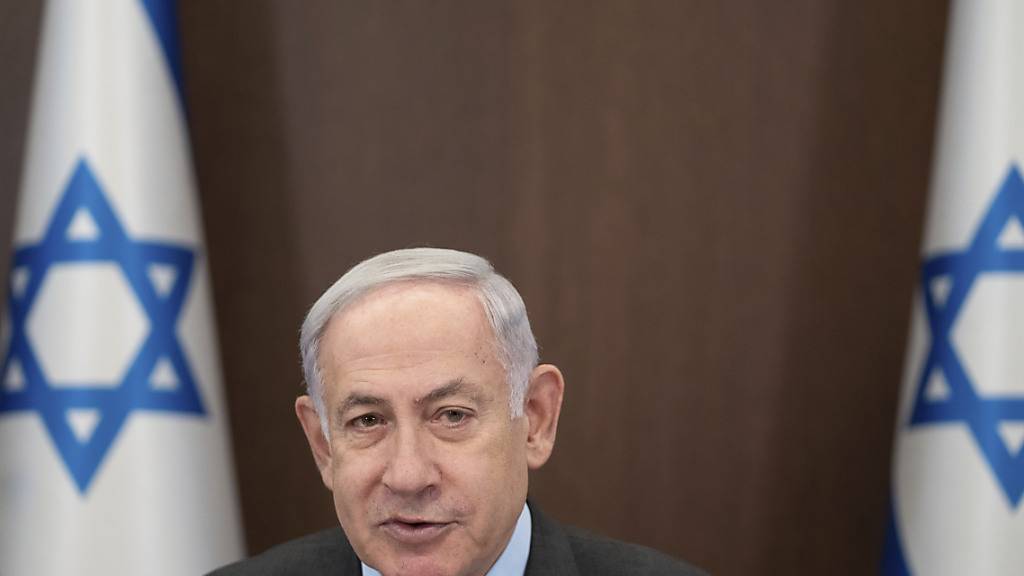 Benjamin Netanjahu, Premierminister von Israel, leitet eine Kabinettssitzung in seinem Büro. Foto: Ohad Zwigenberg/AP Pool/dpa