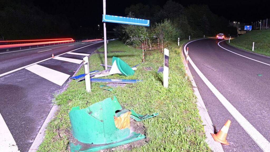 Beim Unfall wurde die Autobahninfrastruktur beschädigt.