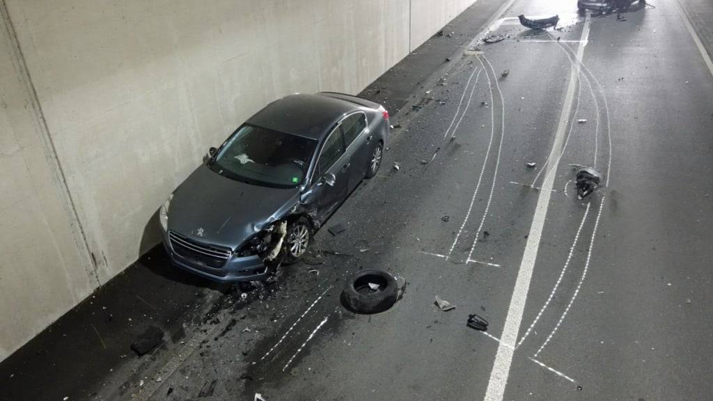 Die Unfallfahrzeuge im Tunnel Widenbach. Dieser war am Donnerstagnachmittag während drei Stunden gesperrt.