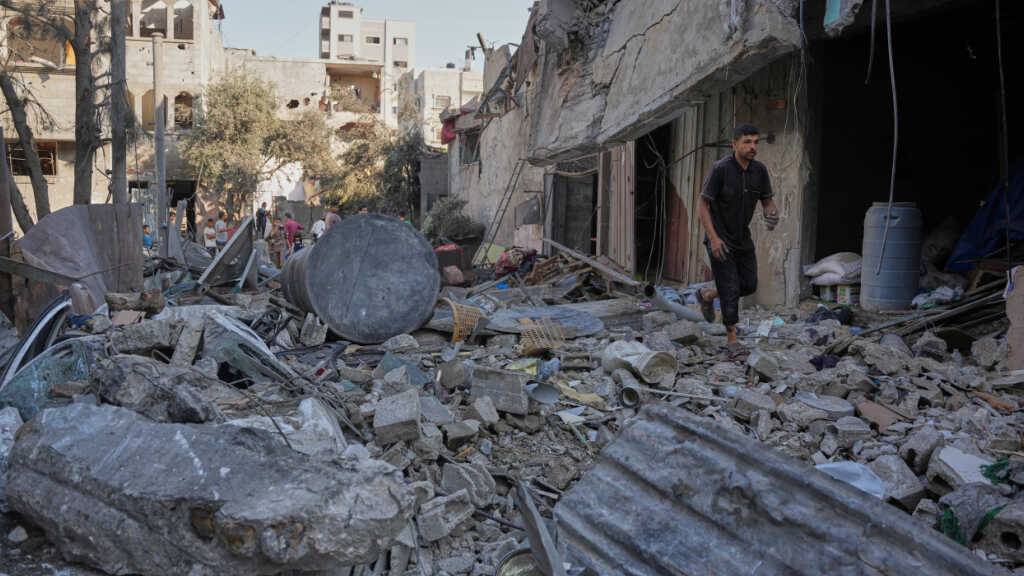 Palästinenser gehen im Gazastreifen nach einem israelischen Luftangriff durch die Trümmer. Foto: Abdel Kareem Hana/AP/dpa/Archivbild