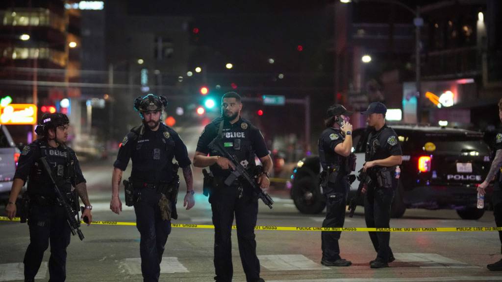 Polizeibeamte aus Austin arbeiten am Tatort in der West Sixth Street nach Schüssen vor der Bar Buford's in der Innenstadt von Austin. Foto: Jay Janner/Austin American-Statesman/AP/dpa - ACHTUNG: Nur zur redaktionellen Verwendung und nur mit vollständiger Nennung des vorstehenden Credits