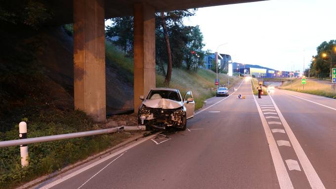 Autofahrer kracht in Strassenlampe