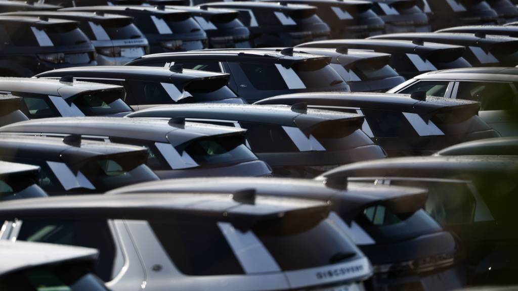 Nach einem Cyberangriff geht die Produktion des britischen Autobauers Jaguar Land Rover langsam wieder voran. (Archivbild)