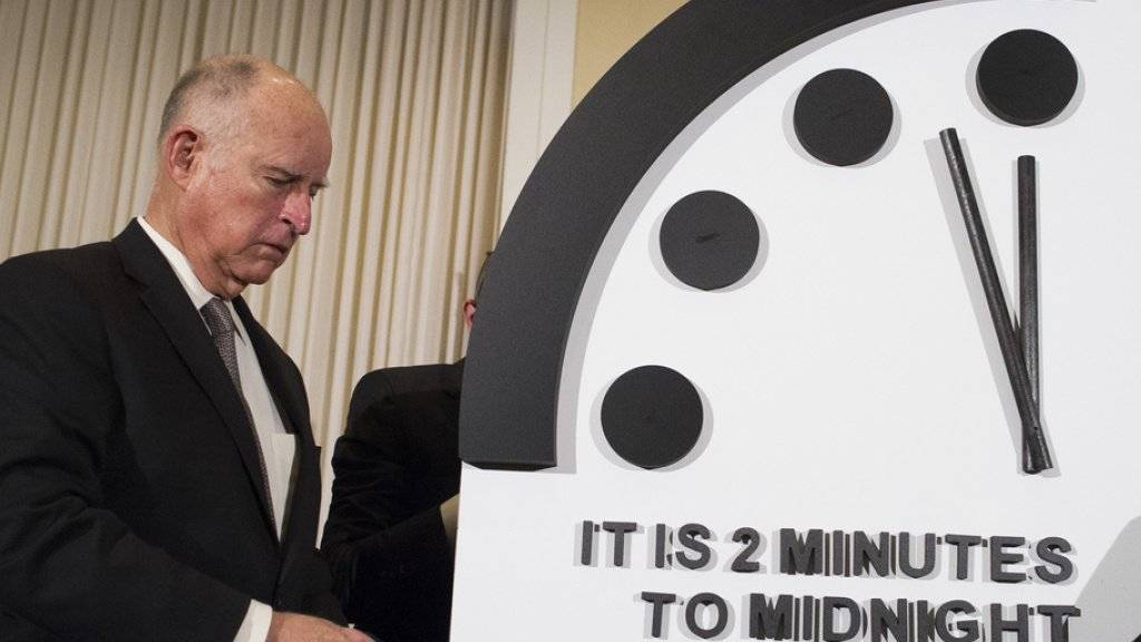 Der frühere Gouverneur von Kalifornien, Jerry Brown, enthüllt am Donnerstag in Washington die «Doomsday Clock» - diese steht auf zwei Minuten vor zwölf.