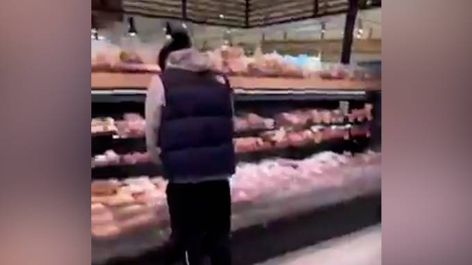 Migrant uriniert im Supermarkt auf Schweinefleisch