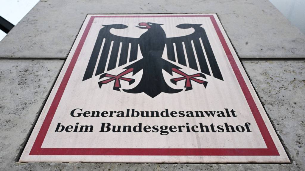 ARCHIV - Ein Hinweisschild mit Bundesadler und dem Schriftzug «Generalbundesanwalt beim Bundesgerichtshof», aufgenommen vor der Bundesanwaltschaft. (zu dpa: «Bundesanwaltschaft übernimmt Ermittlungen zu Strom-Sabotage») Foto: Uli Deck/dpa/Archivbild