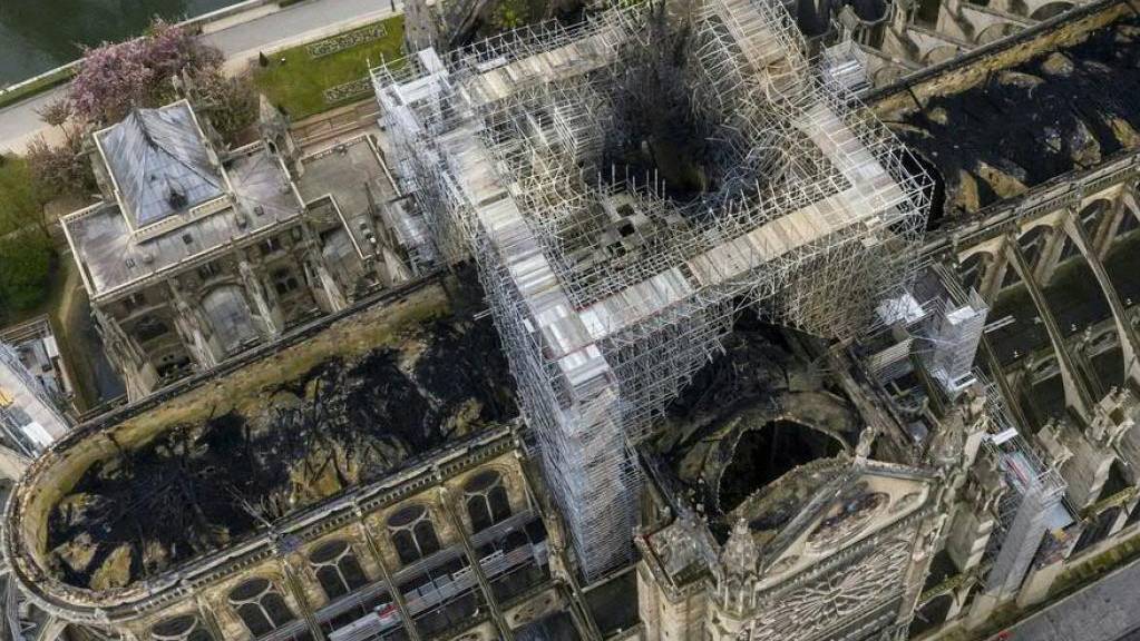 Die von einem verheerenden Brand zerstörte Pariser Kathedrale Notre-Dame - Frankreichs Präsident Emmanuel Macron hält ein Jahr an einem Wiederaufbau innerhalb von fünf Jahren fest.