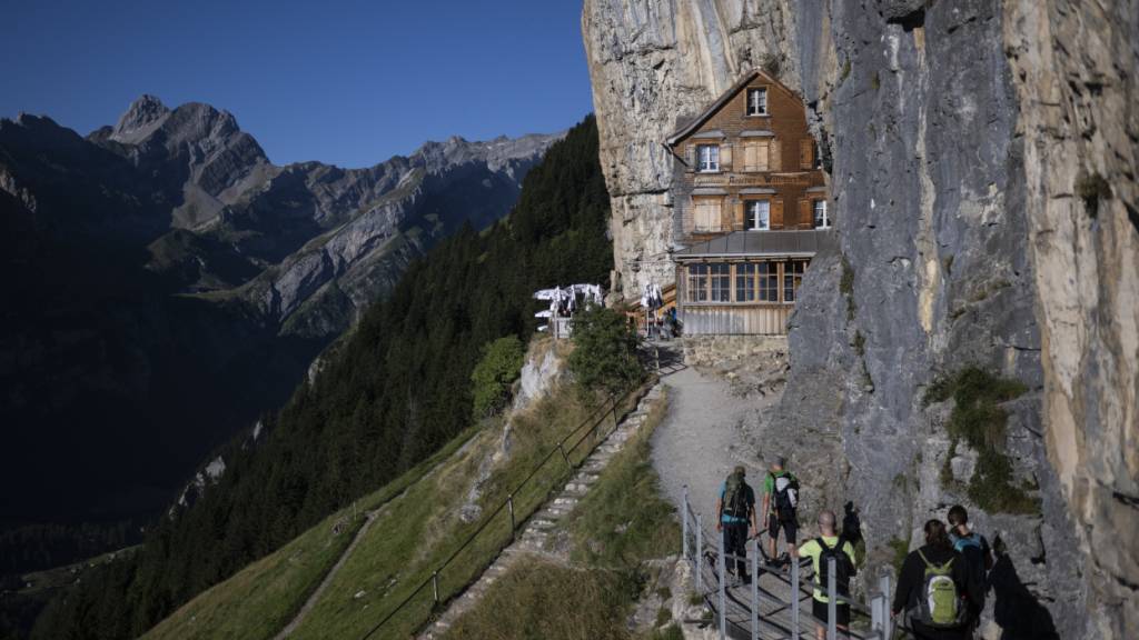 In den Sozialen Medien kursiert ein Video, das einen Basejumper bei einem Sprung in der Nähe des Gasthauses Äscher zeigt. (Archivbild)