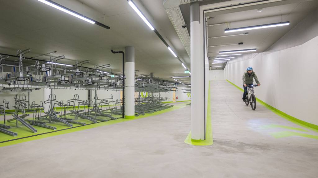 Die neue Velostation am Bahnhof Stadelhofen in Zürich wurde am Freitag eröffnet. Sie bietet 800 Abstellplätze.