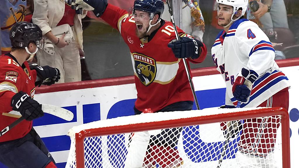 Floridas russischer Stürmer Wladimir Tarassenko bejubelt seinen Treffer zum 2:0 in Spiel 6 der Playoff-Halbfinalserie gegen die New York Rangers