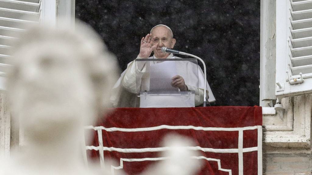 Papst Franziskus erteilt von seinem Atelierfenster mit Blick auf den Petersplatzseinen Segen.