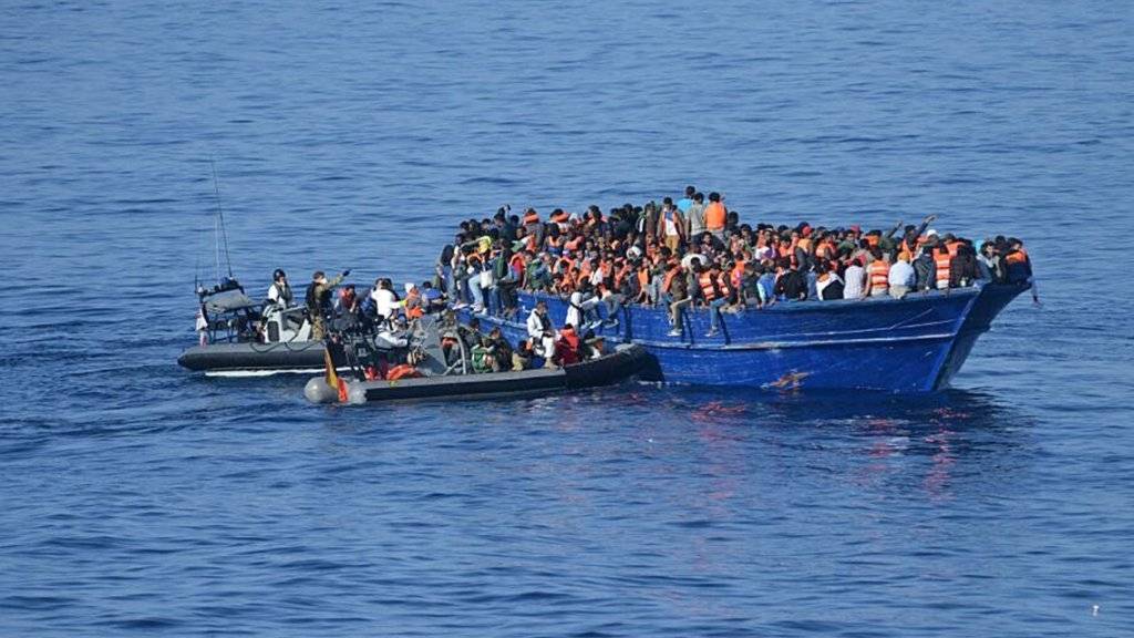 Die spanische Küstenwache an einem Flüchtlingsboot, das von Libyen nach Europa fuhr (Archiv)