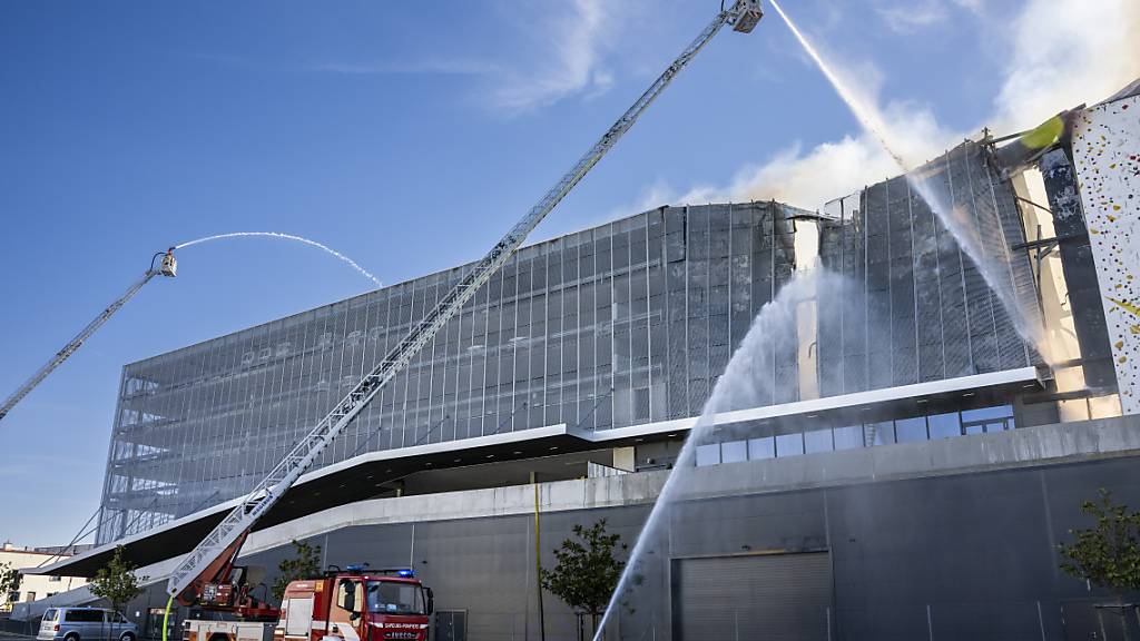 Feuerwehrleute des Genfer Brand- und Rettungsdienstes (SIS) am Sonntagnachmittag bei Löscharbeiten im Industriegebiet Meyrin-Satigny am Stadtrand von Genf.