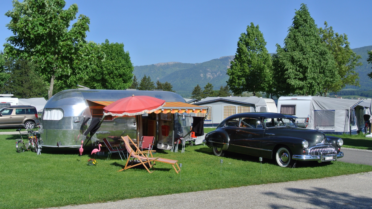 20 edle Boliden zu bestaunen: Auf dem TCS-Campingplatz Sempach stehen diesen Samstag verschiedene Oldtimer-Wohnwagen.