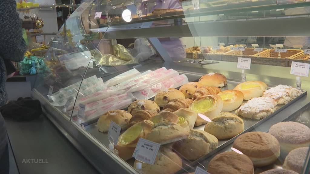 Vermummt: Überwachungsbilder zeigen, wie der Täter in Reinach die Bäckerei überfällt
