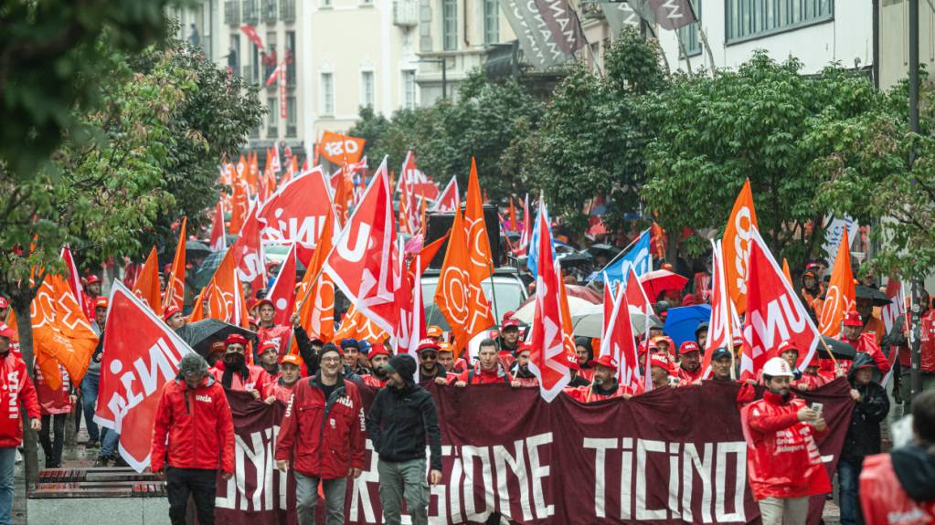 Die Bauarbeiter legten am Montag im Tessin die Arbeit nieder. Etwa 1400 nahmen an einer Kundgebung in Bellinzona teil.
