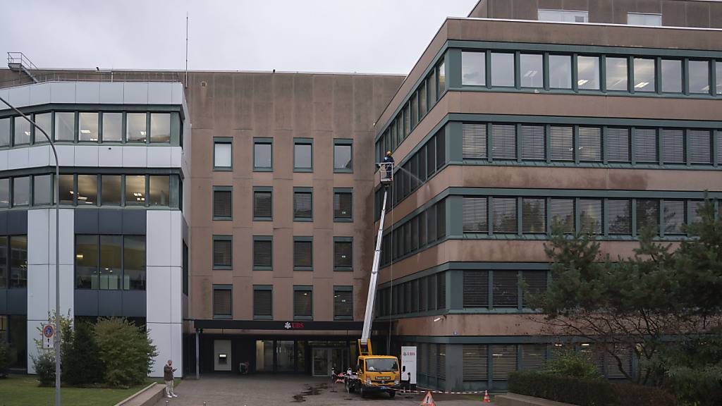 Das bestehende UBS-Gebäude beim Bahnhof Altstetten soll durch ein Hochhaus ersetzt werden: Die Stimmberechtigten der Stadt Zürich hiessen den dafür notwendigen Gestaltungsplan gut.
