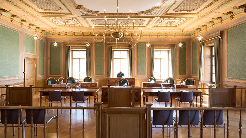 Der Gerichtssaal im Glarner Gerichtshaus vor einer Verhandlung. Der Mordprozess in Glarus stiess auf grosses Publikumsinteresse. Der Saal war dann voll. (Archivbild)