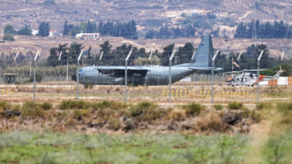 ARCHIV - Eine Militärmaschine steht auf dem Rollfeld des Flughafens Paphos auf Zypern. (Symbolbild) Foto: Christoph Reichwein/dpa