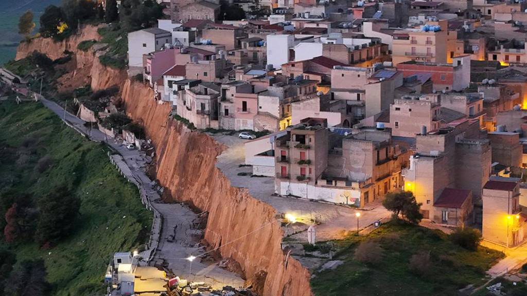 Weiteres Wohnhaus stürzt in Niscemi nach Erdrutsch in Abgrund