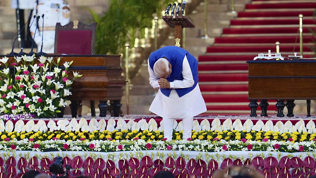 Narendra Modi begrüßt die Anwesenden bei seiner Vereidigung als indischer Premierminister im Rashtrapati Bhawan. Foto: Manish Swarup/AP/dpa