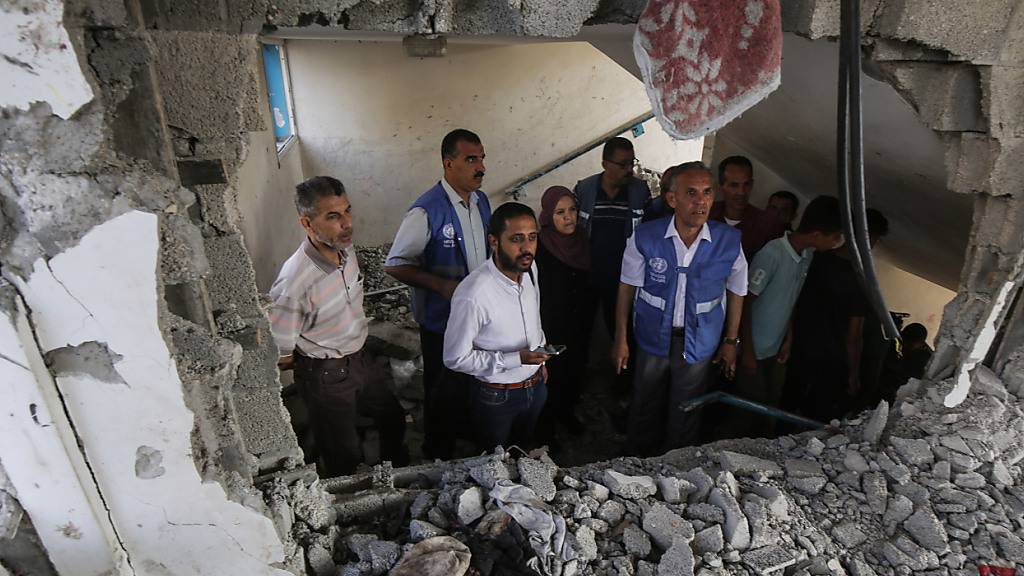 Palästinenser begutachten die Schäden nach einem israelischen Angriff auf eine vom UN-Palästinenserhilfswerk UNRWA betriebene Schule im Flüchtlingslager Nuseirat. Foto: Omar Naaman/dpa